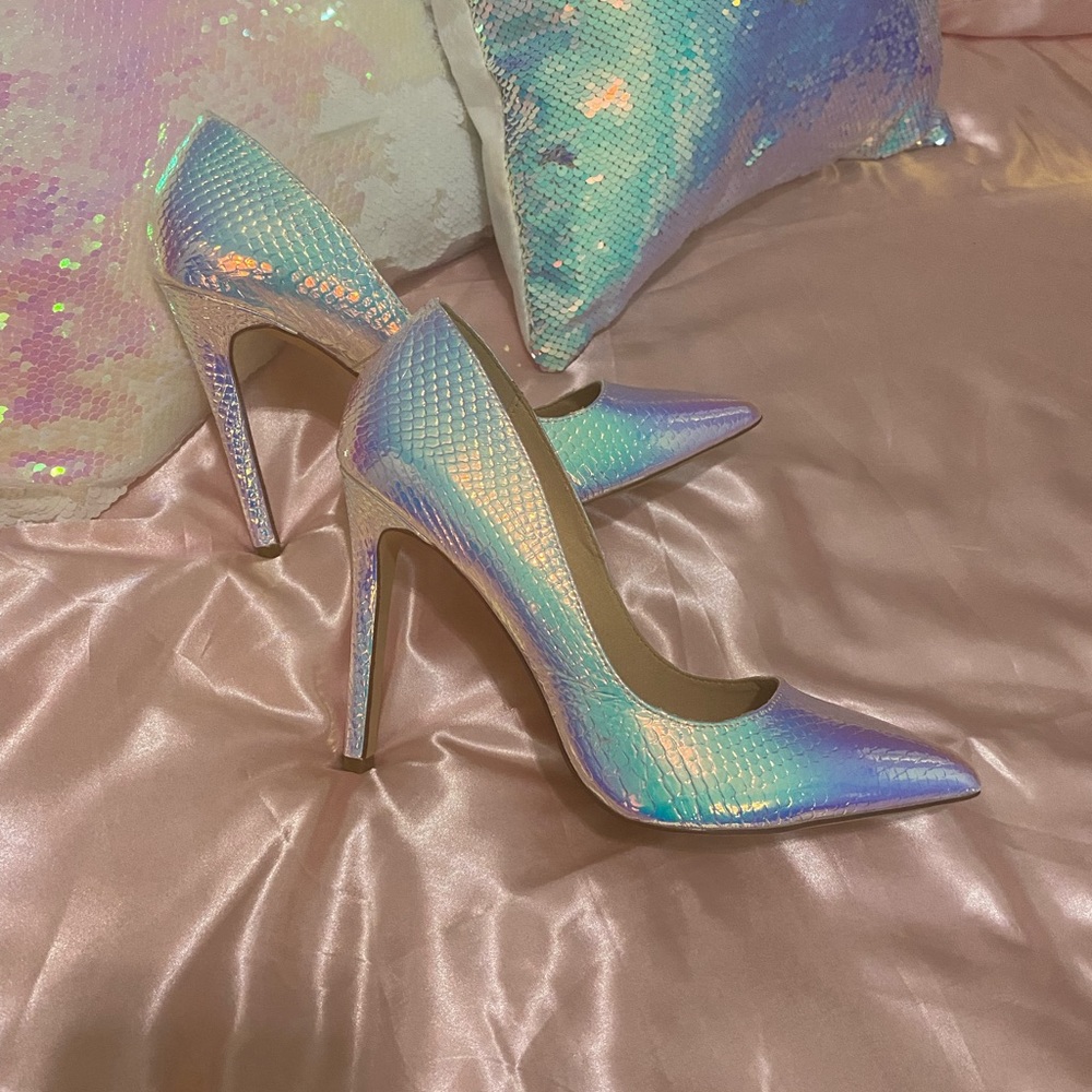 Iridescent pumps